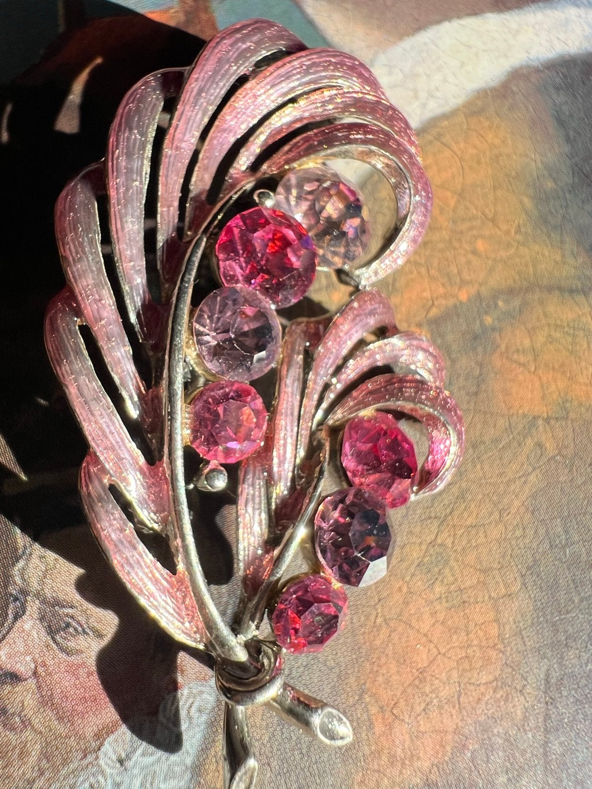 Vintage broche roze strass en emaille, gesigneerd Miend, Overige materialen, 4 tot 7 cm, Gebruikt, Ophalen of Verzenden