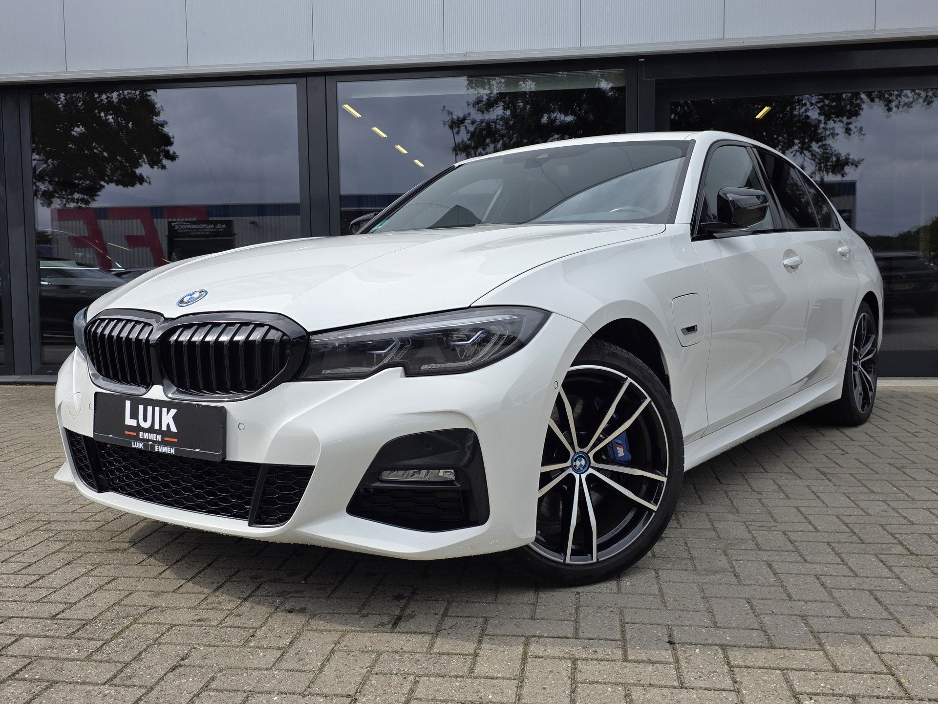 BMW 3-serie 320e High Executive + LASER + KEYLESS + CAMERA, Auto's, BMW, Achterwielaandrijving, Gebruikt, Zwart, 4 cilinders