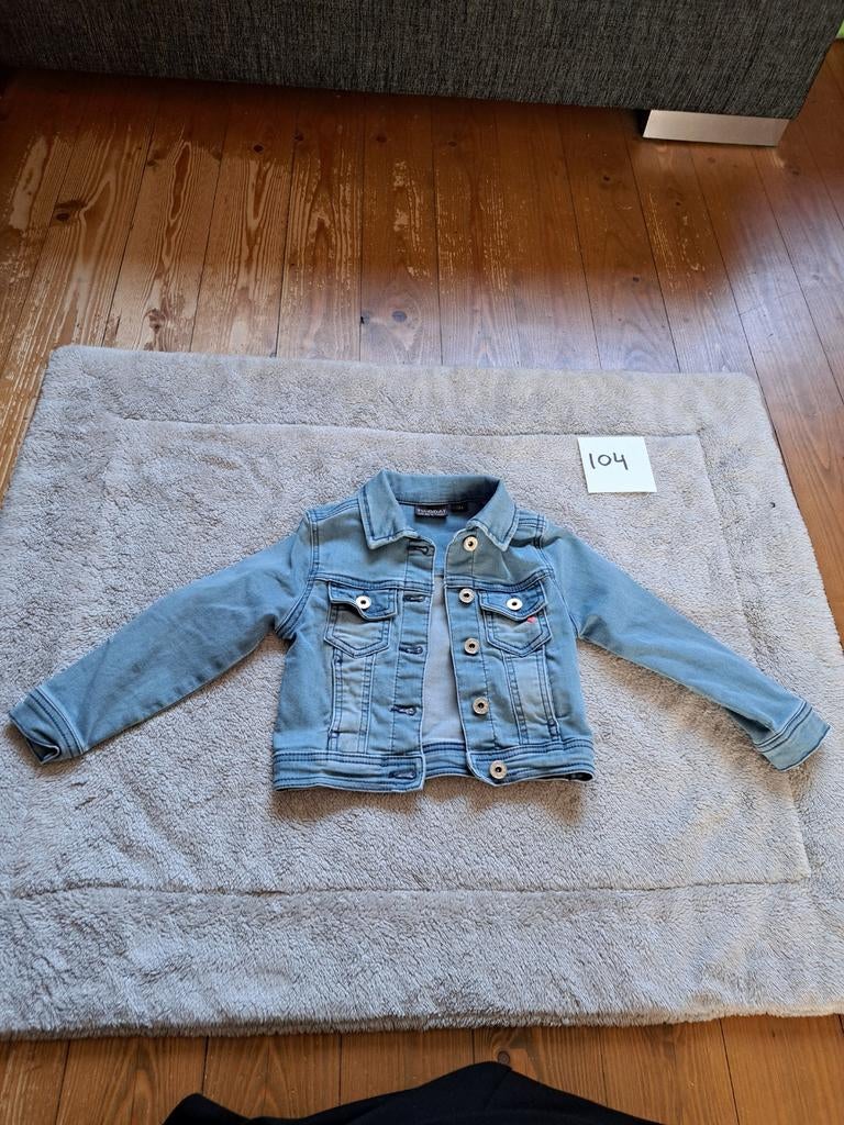 Kinderjassen: spijkerjasje, regenjas en bloemenjas, Kinderen en Baby's, Kinderkleding | Maat 104, Gebruikt, Meisje, Ophalen of Verzenden