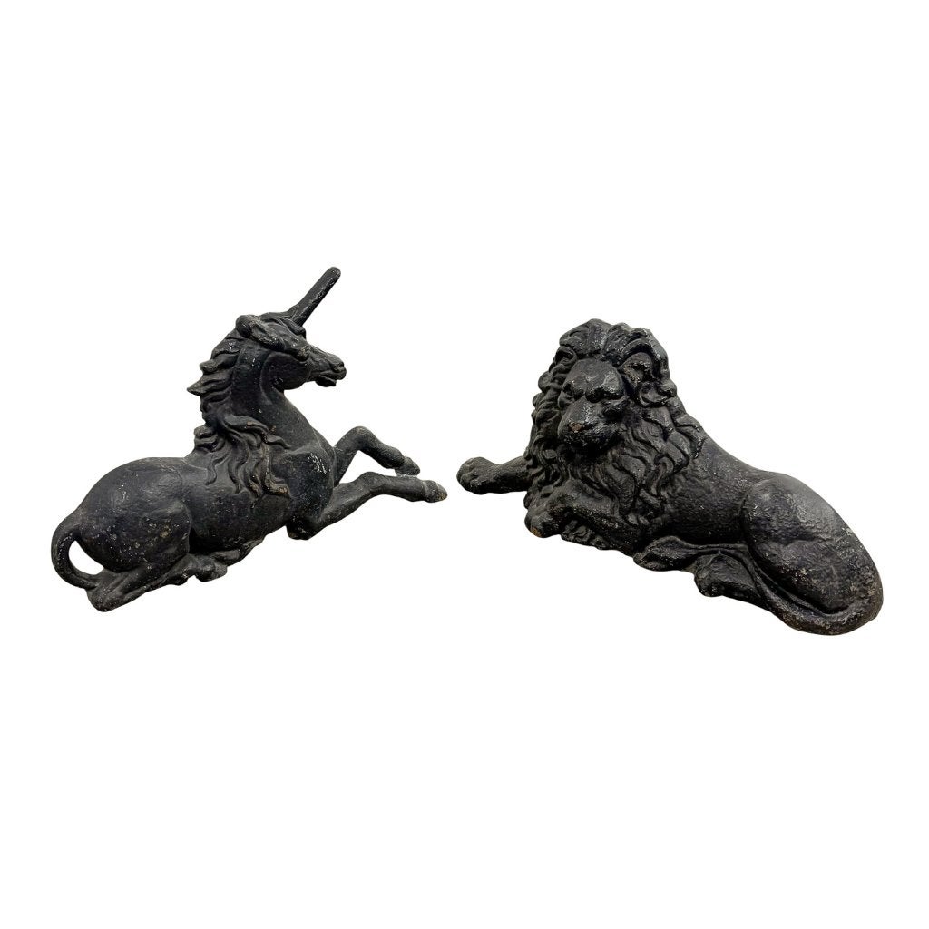 Antieke haardbokken schoenschrapers Leeuw Unicorn gietijzer, Ophalen