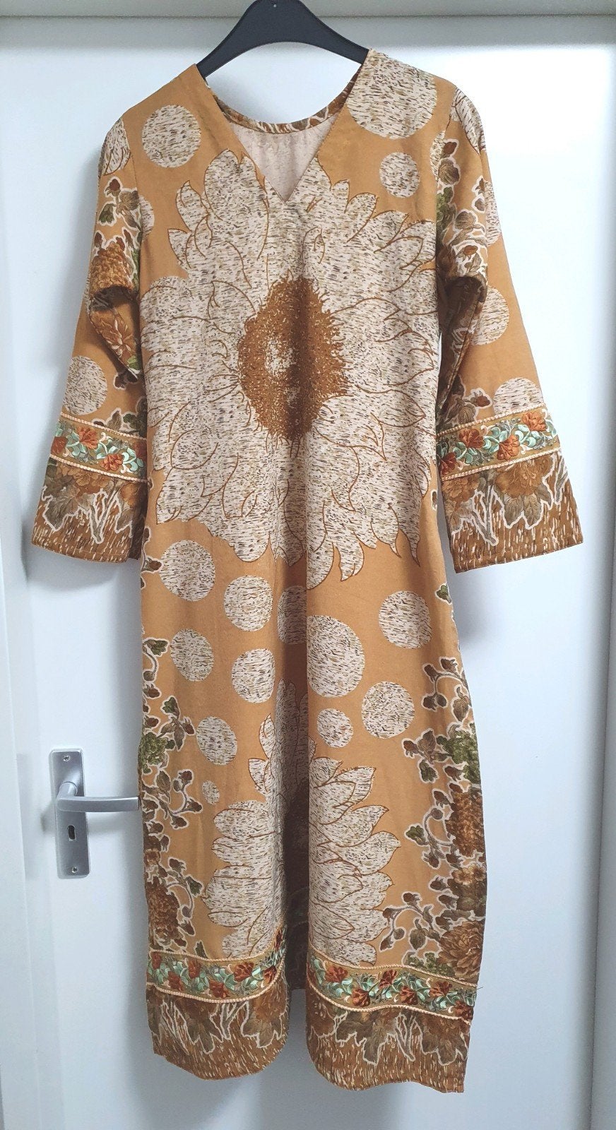 Lange jurk met geborduurde details, maat S, Beige, Ophalen of Verzenden, Maat 36 (S), Onbekend