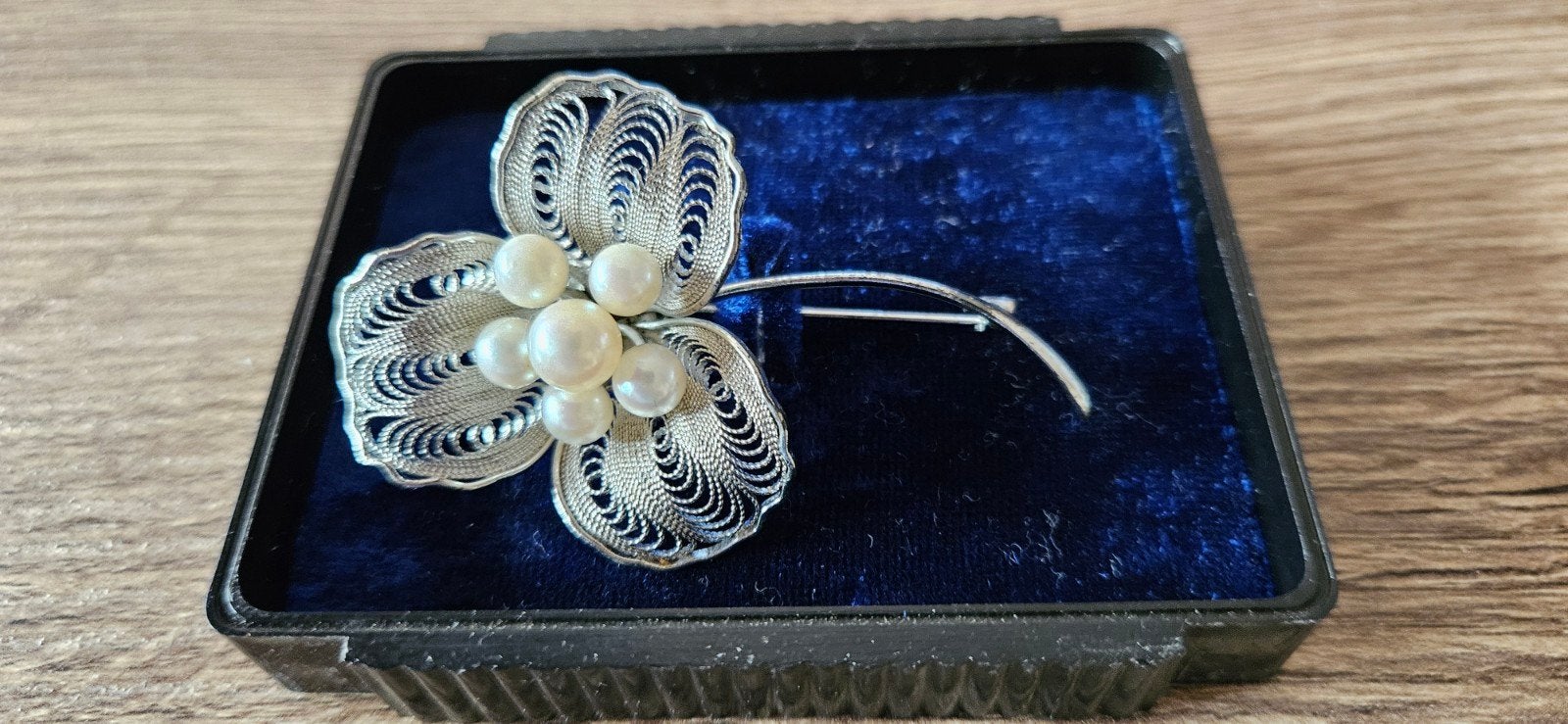 Vintage broche 6.5 cm lang Hoogte 4.5 cm in orginele doosje, Overige materialen, 4 tot 7 cm, Ophalen of Verzenden, Zo goed als nieuw