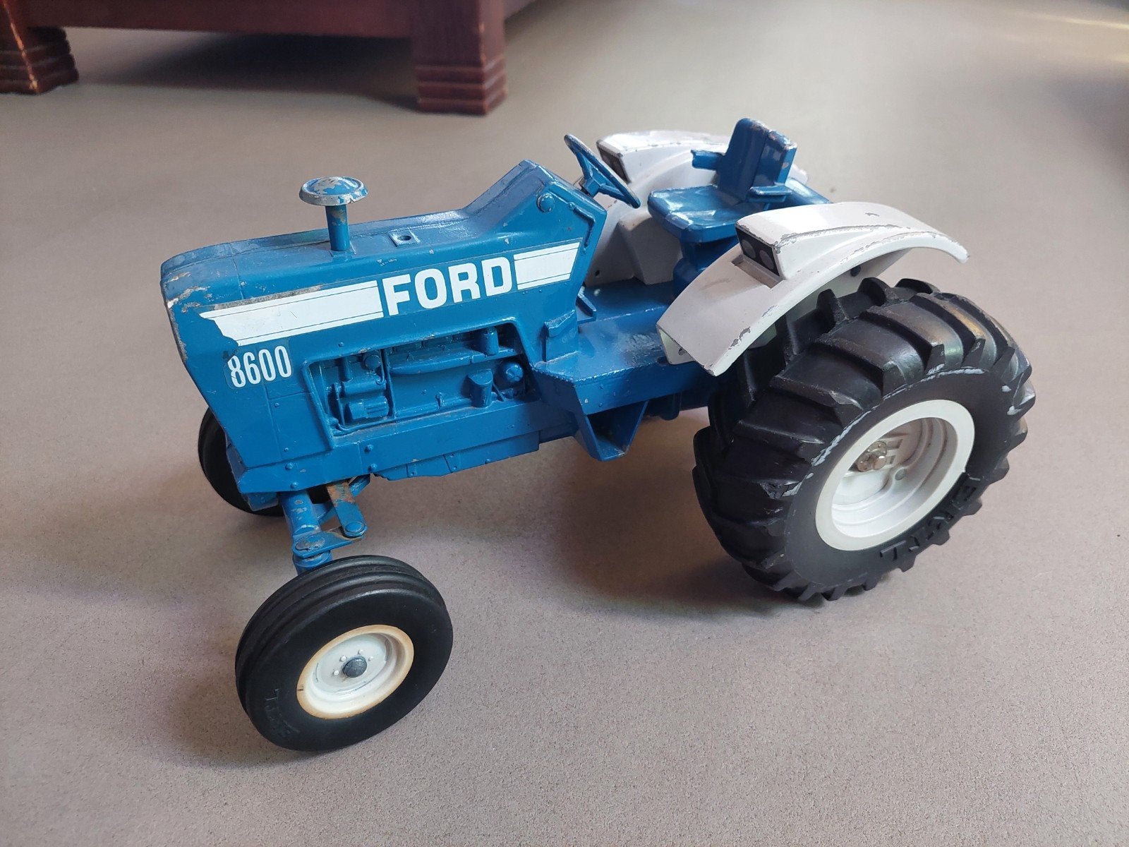 Ertl ford    schaal  1/12  8600, Ophalen of Verzenden, Tractor of Landbouw, ERTL