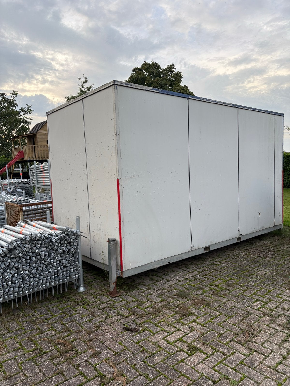 bouwkeet / schaftwagen 4x2 meter, Ophalen