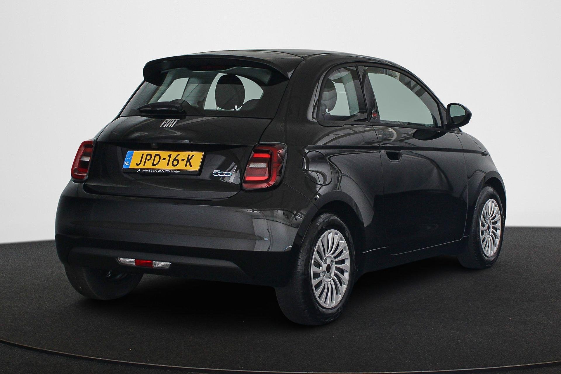 Fiat 500 RED 42 kWh 2+6 jaar Garantie | Carplay | Airco, Auto's, Fiat, 12 maanden, Stof, 4 stoelen, Zwart