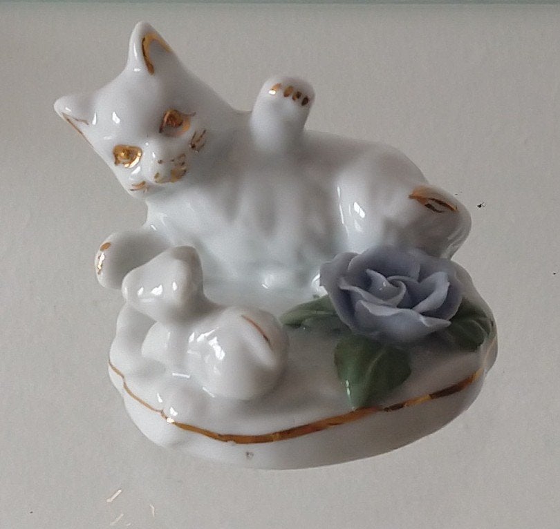 porseleinen kat met muis beeldje, porselein, volgnr 40, Antiek en Kunst, Ophalen of Verzenden