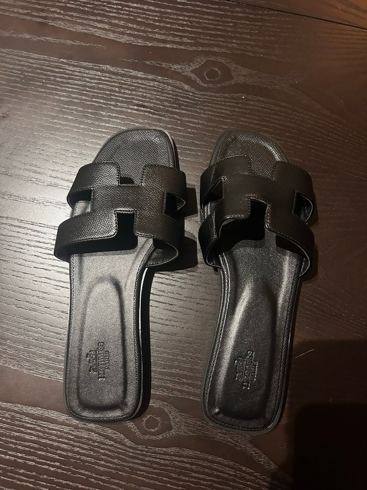 Hermès Oran Sandal - Maat 38 - Zwart, Kleding | Dames, Verzenden, Zo goed als nieuw, Zwart, Sandalen of Muiltjes