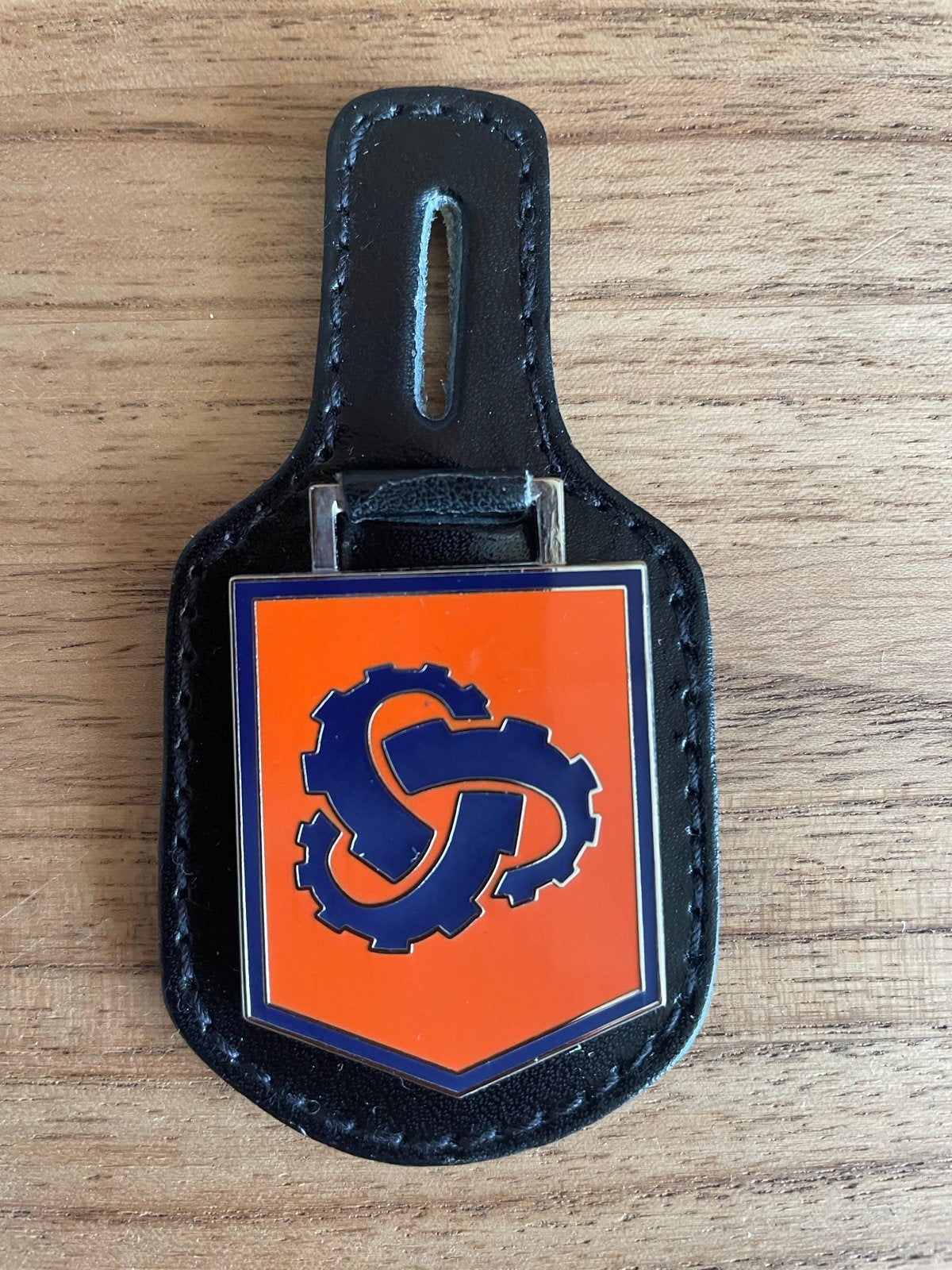 Sleutelhanger DMO met oranje en blauw logo, Verzamelen, Ophalen of Verzenden, Zo goed als nieuw, Overige typen