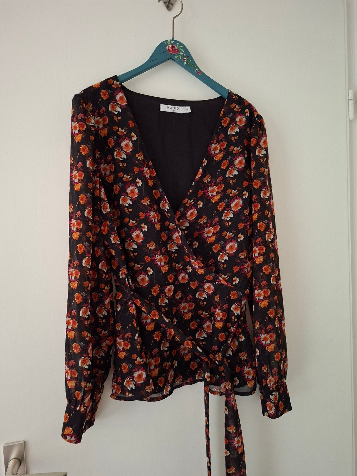 NA-KD blouse met bloemenprint, Kleding | Dames, Maat 38/40 (M), NA-KD, Zwart, Ophalen of Verzenden