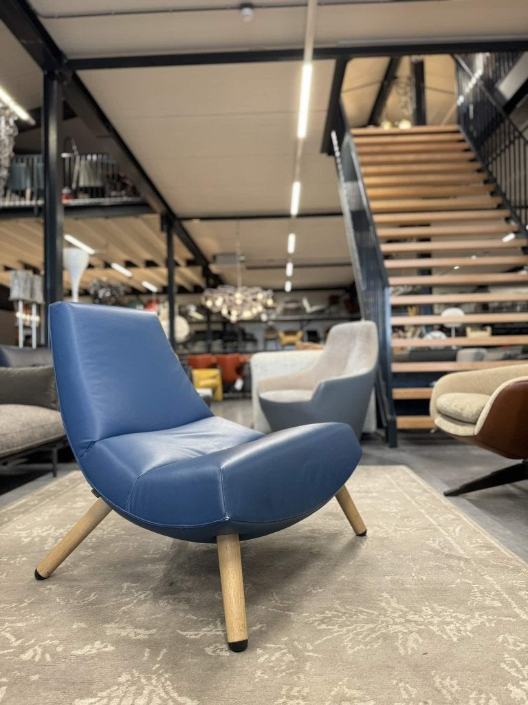 Montis Olivier Fauteuil blauw leer Design stoel eiken poot, Ophalen, Zo goed als nieuw, 75 tot 100 cm, Montis