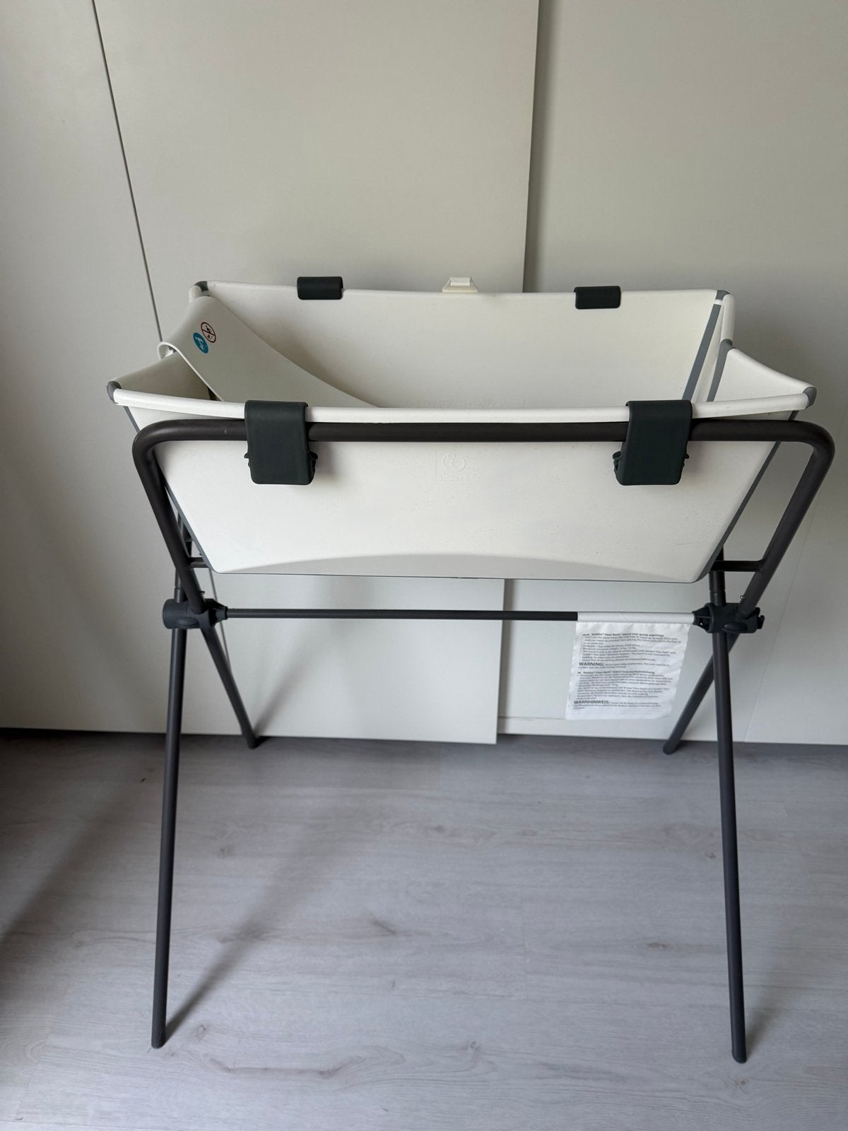 Stokke inklapbaar badje met standaard, Kinderen en Baby's, Badjes en Verzorging, Zo goed als nieuw, Badje, Standaard, Ophalen