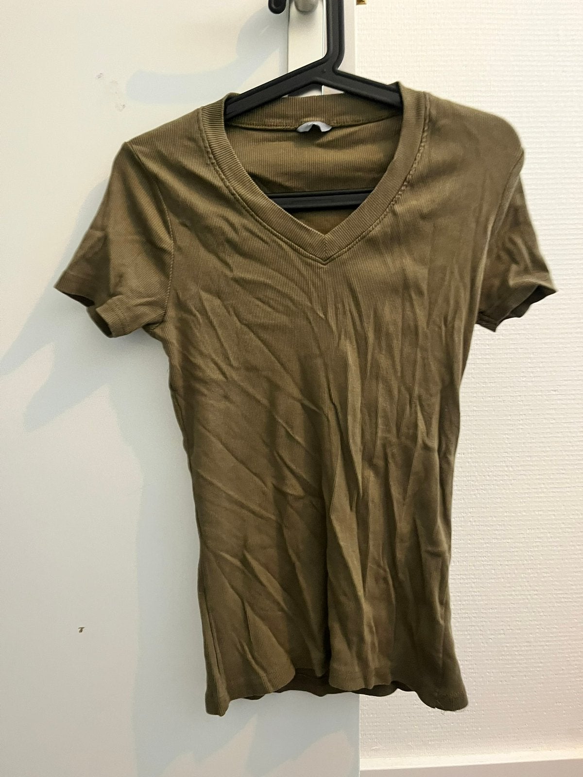 Olijfgroen rib T-shirt met V-hals, maat 42, Maat 42/44 (L), Ophalen of Verzenden, Zo goed als nieuw, Korte mouw