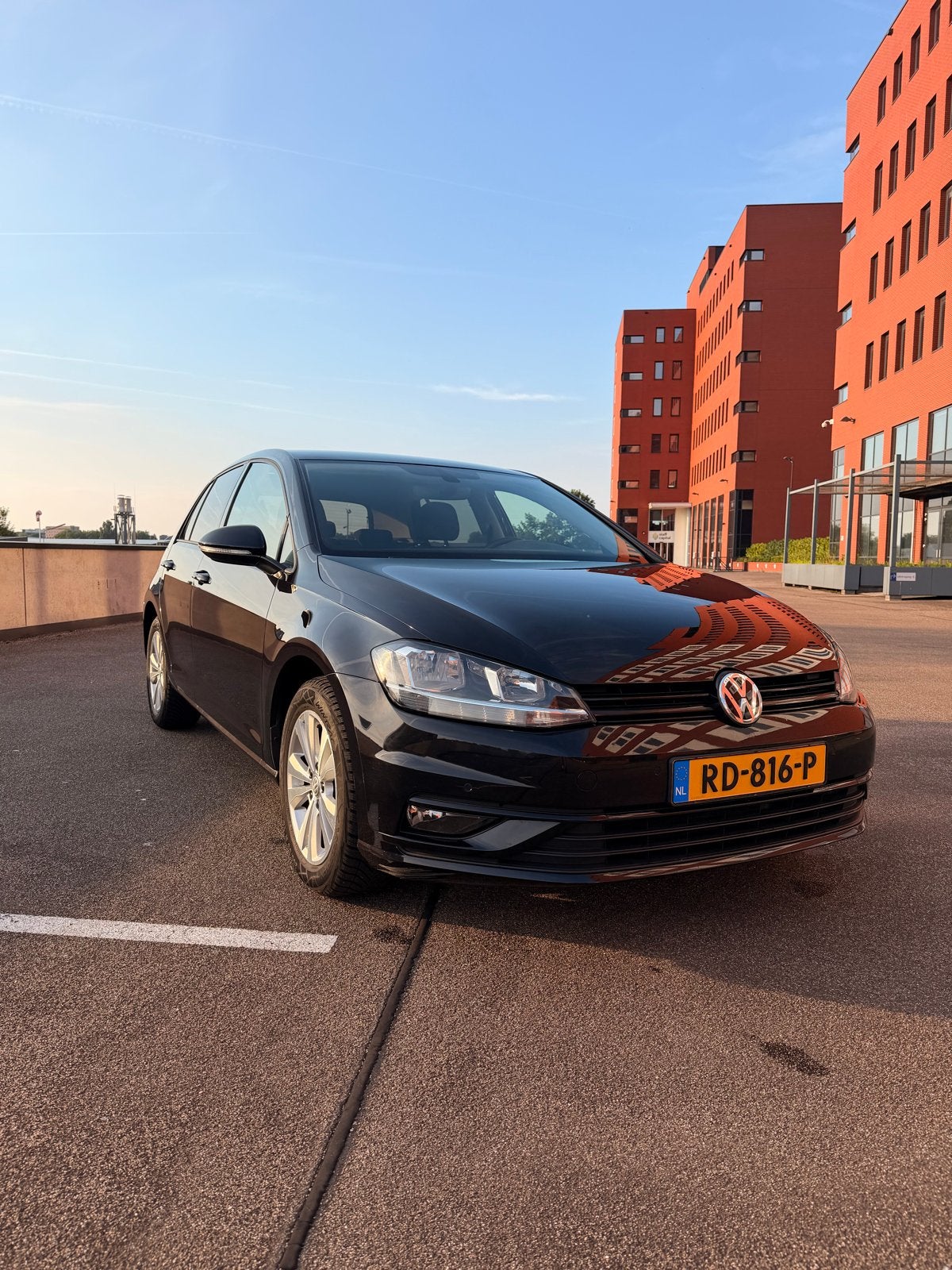 VW Golf 7.5 1.0 DSG | ACC | CarPlay | Massage | 89.094km, Auto's, Zwart, Origineel Nederlands, Grijs, 3 cilinders