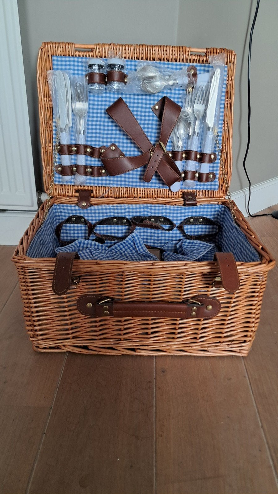 Nieuwe picknickmand met compleet servies en kleed, Ophalen