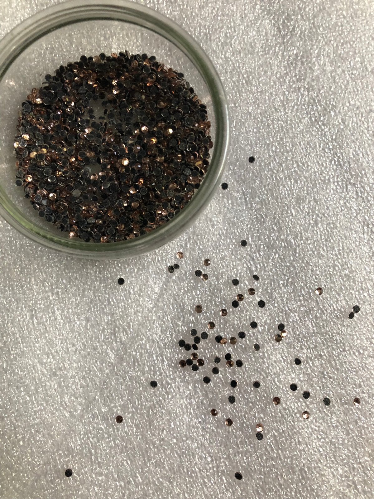 RHINESTONE - opplakbaar - 2 mm groot, Hobby en Vrije tijd, Kledingapplicaties en Hotfix, Ophalen of Verzenden, Zo goed als nieuw