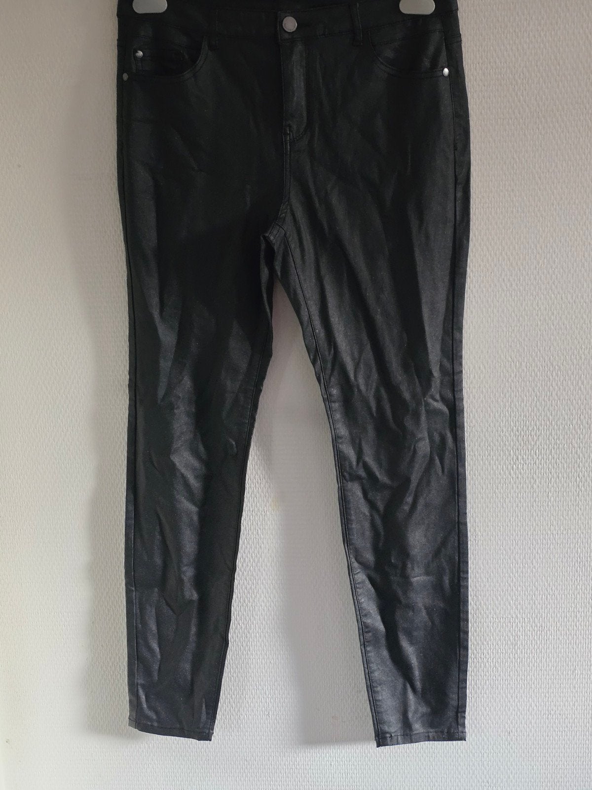 Yessica Zwarte gecoate broek maat 42, Kleding | Dames, Maat 42/44 (L), Ophalen of Verzenden, Lang, Gedragen