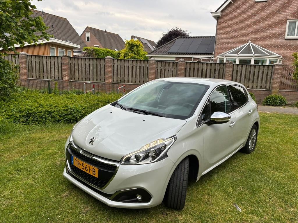 Peugeot 208 1.2 VTI 81KW/110PK 5-D 2018 Parelmoer, Voorwielaandrijving, Stof, 40 €/maand, Zwart