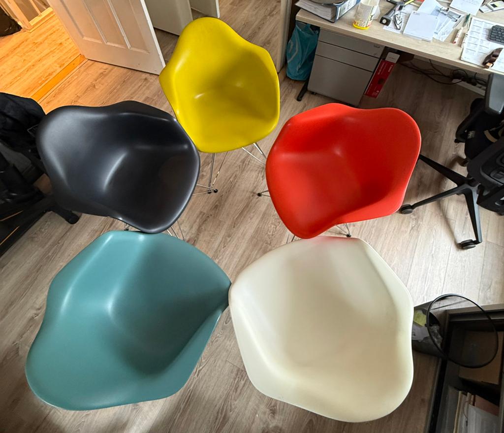 Vitra Eames Dar stoelen 5 stuk, Huis en Inrichting, Stoelen, Ophalen, Kunststof, Gebruikt, Overige kleuren