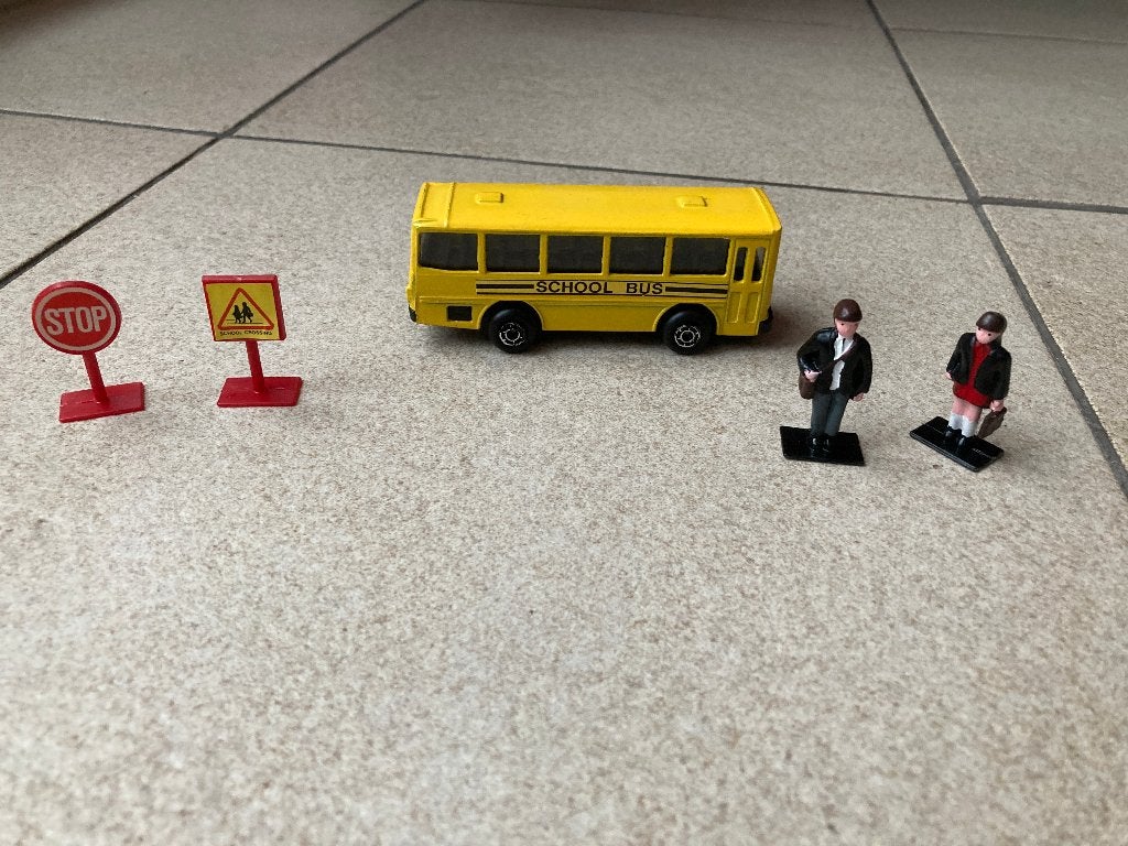 Schoolbus wagen + poppetjes, Ophalen of Verzenden, Gebruikt