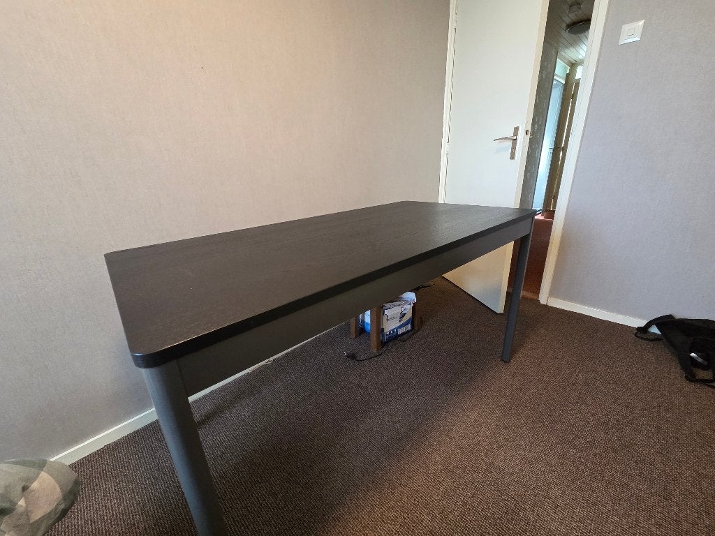 IKEA bureautafel - Modern en functioneel, Huis en Inrichting, Ophalen, Zwart, Gebruikt, Spaanplaat of MDF