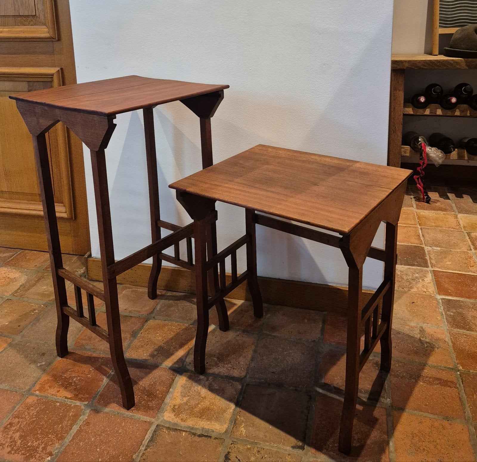 Antieke Arts and Crafts set van 2 houten bijzettafeltjes, Ophalen