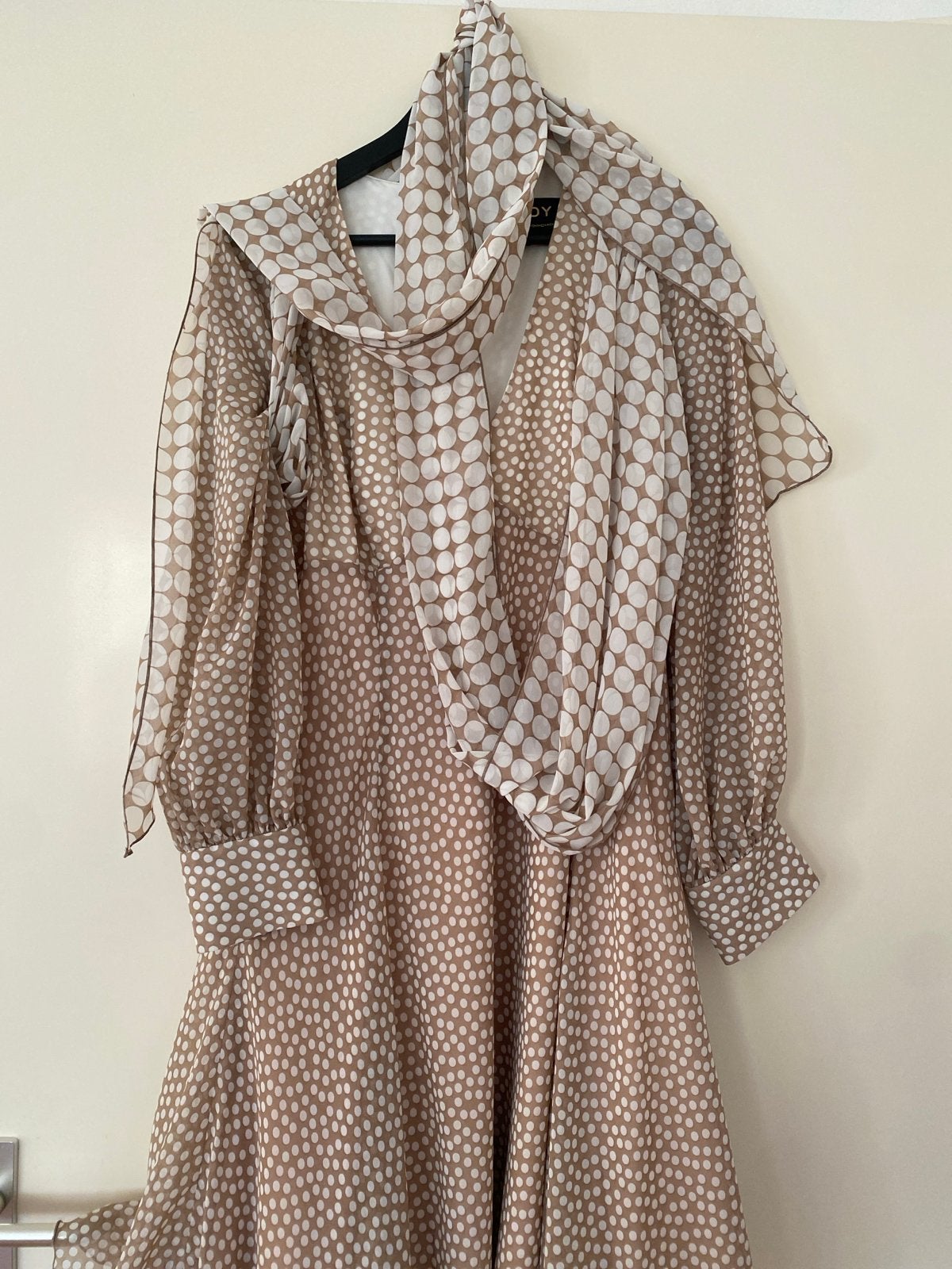 Addy van den Krommenacker jurk met stippen en sjaal, Maat 38/40 (M), Beige, Ophalen of Verzenden, Zo goed als nieuw