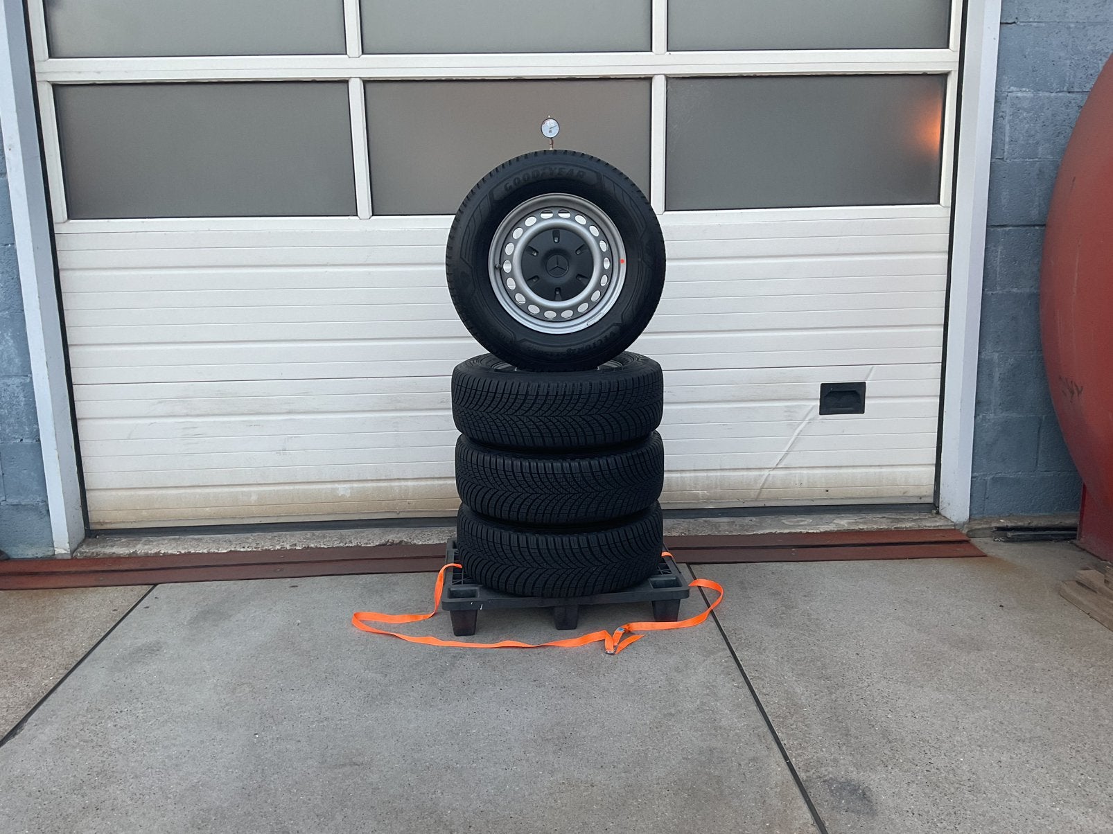 Mercdes Sprinter.  VW. Crafter.  All Season.  235 - 65 - 16., Ophalen, Bestelwagen, 16 inch, Banden en Velgen