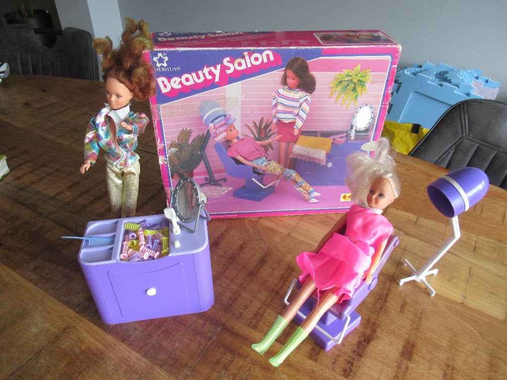 Vintage doos Meritus Beauty kapper Salon 1980 met 2 barbies, Ophalen of Verzenden, Gebruikt, Pop