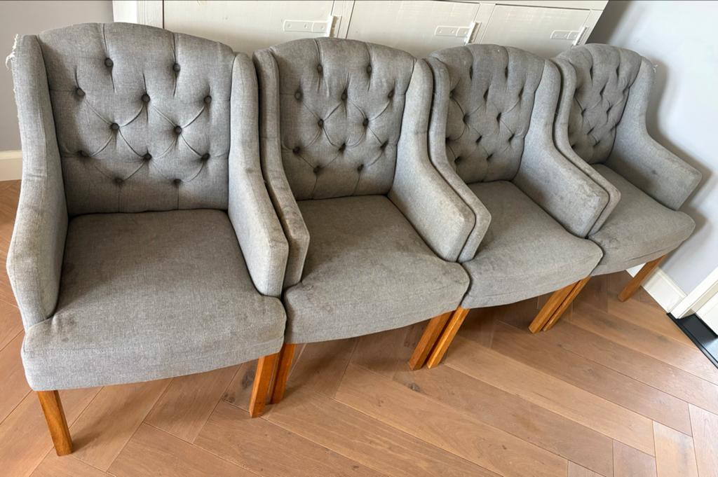 Stoel licht grijs/blauw - bekleding beschadigd door katten, Huis en Inrichting, Stoelen, Gebruikt, Ophalen of Verzenden, Vier