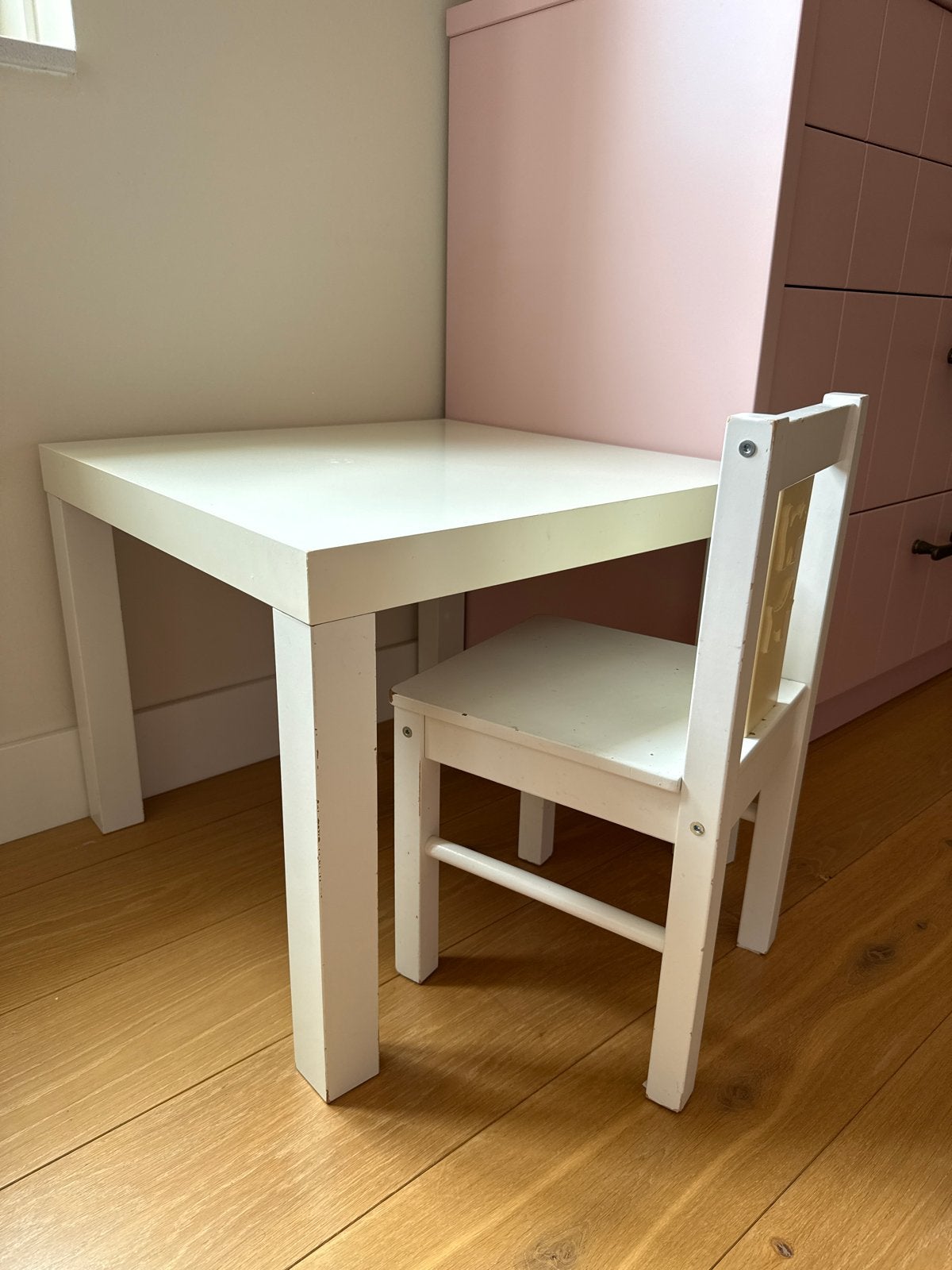 Gratis af te halen - Kindertafeltje met stoel - Ikea - wit, Kinderen en Baby's, Ophalen, Gebruikt, Tafel(s) en Stoel(en)