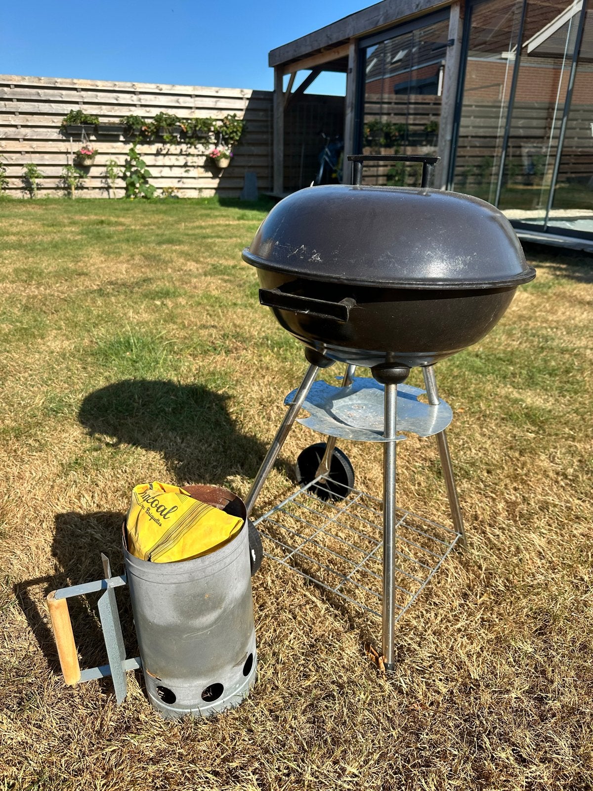 Houtskool barbecue met brikettenstarter en kolen, Ophalen, Zo goed als nieuw, Met accessoires