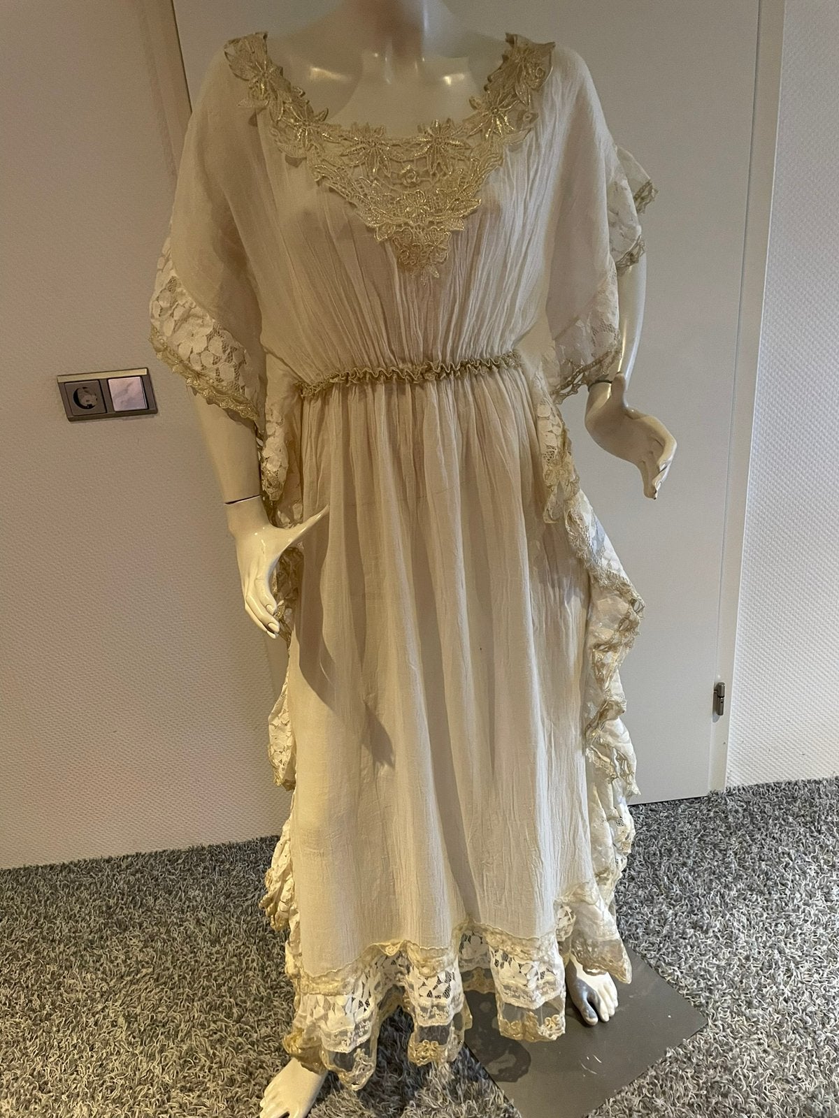 Shahe lele jurk met goudkleurig kant maat m, Maat 38/40 (M), Overige typen, Beige, Ophalen of Verzenden