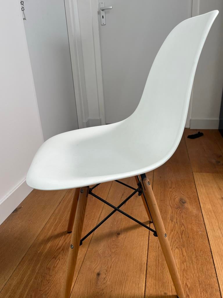 4 Witte Stoelen - Scandinavische Stijl, Huis en Inrichting, Stoelen, Zo goed als nieuw, Vier, Kunststof, Wit, Ophalen