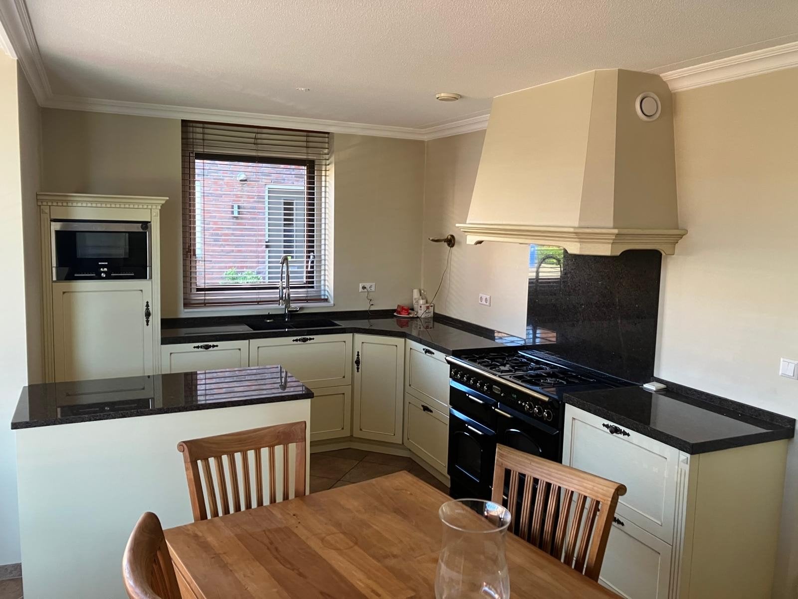 Landelijke hoekkeuken met kookeiland en dressoir, Huis en Inrichting, Keuken | Complete keukens, Ophalen, Gebruikt, Hoekkeuken