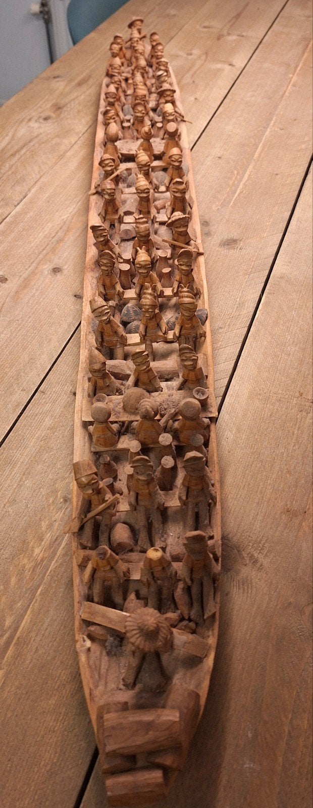 Houten sculptuur van een boot met figuren - 129 cm, Antiek en Kunst, Ophalen, Handgemaakt, 1 meter - 2 meter, Scène