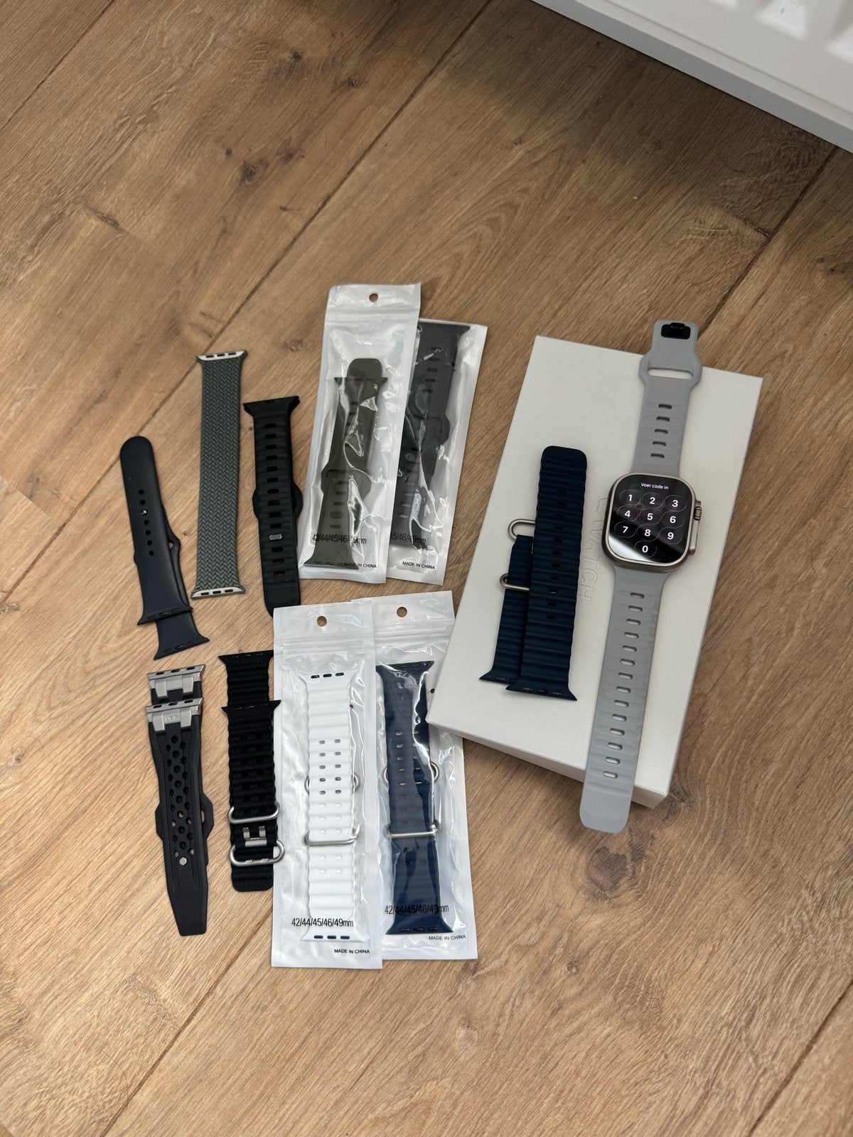 Apple Watch Ultra 2, 49mm Titanium met extra bandjes, Ophalen, Afstand, IOS, Zo goed als nieuw