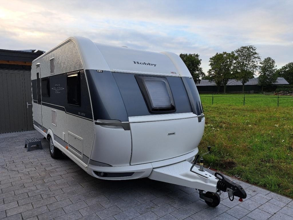 Hobby 490 KMF De Luxe in Nieuwstaat!Mover/Voortent/Stapelbed, Hobby, Treinzit, Particulier, 4 tot 5 meter
