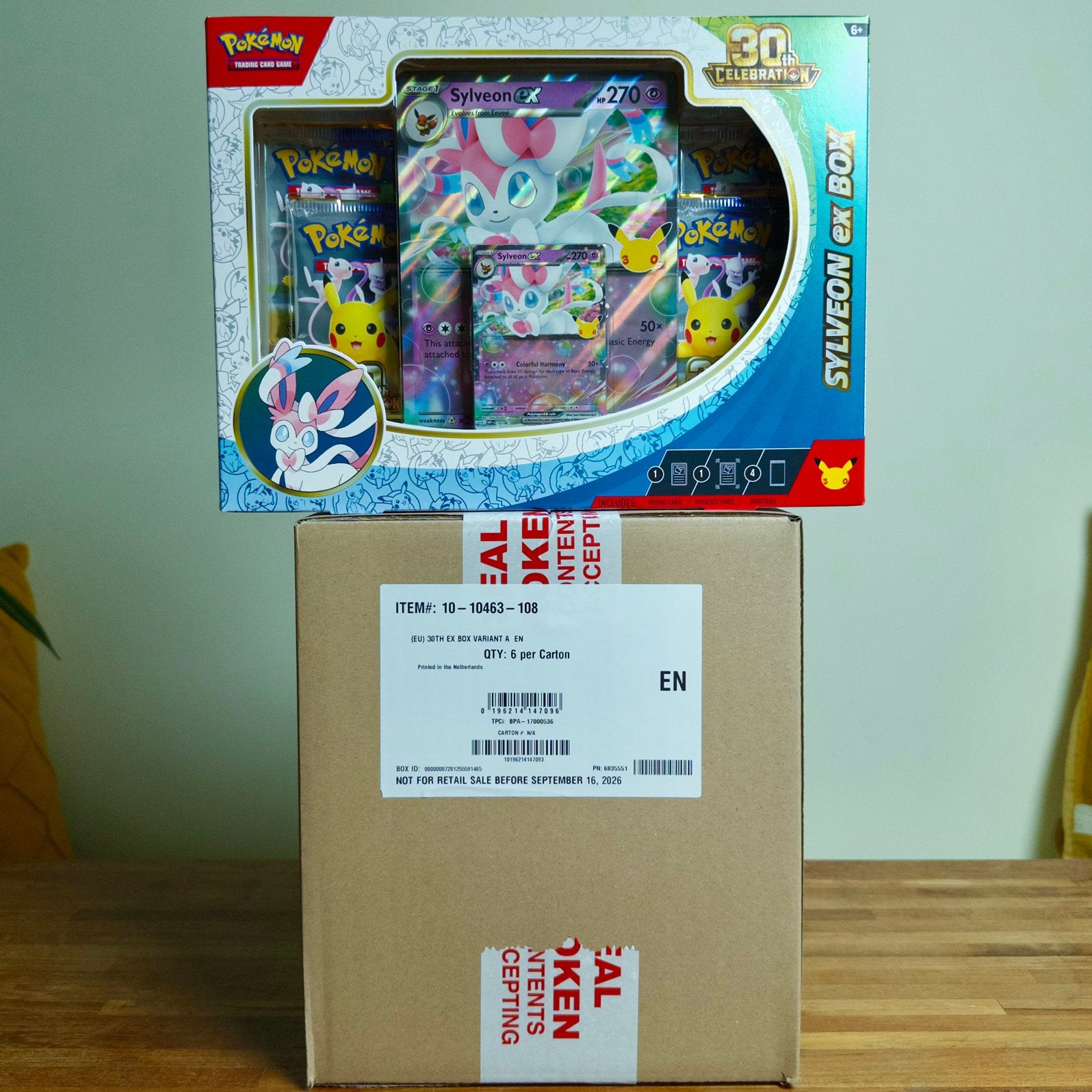 30th Celebration Sylveon ex Box Case 6x (sealed), Ophalen, Nieuw, Boosterbox, Foil