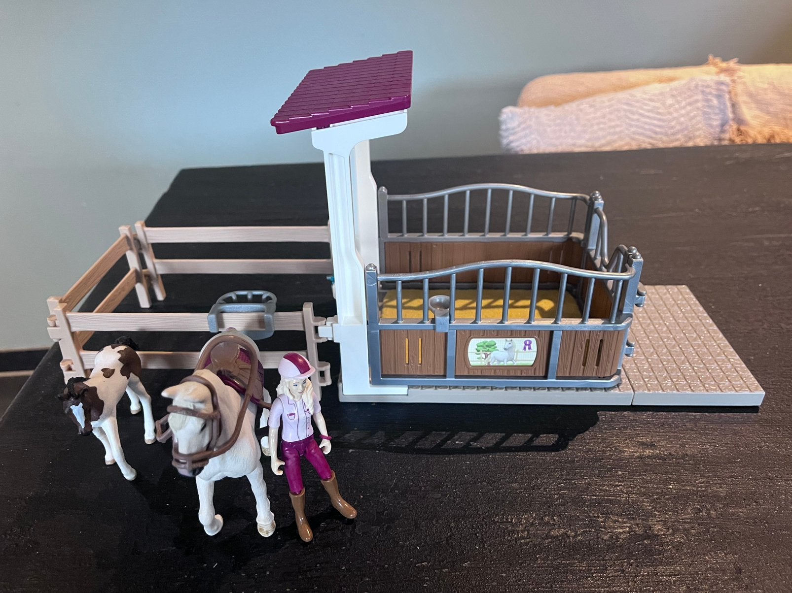 Schleich paardenstal met amazone, dressuurpaard en veulen, Ophalen of Verzenden, Nieuw, Jongen of Meisje