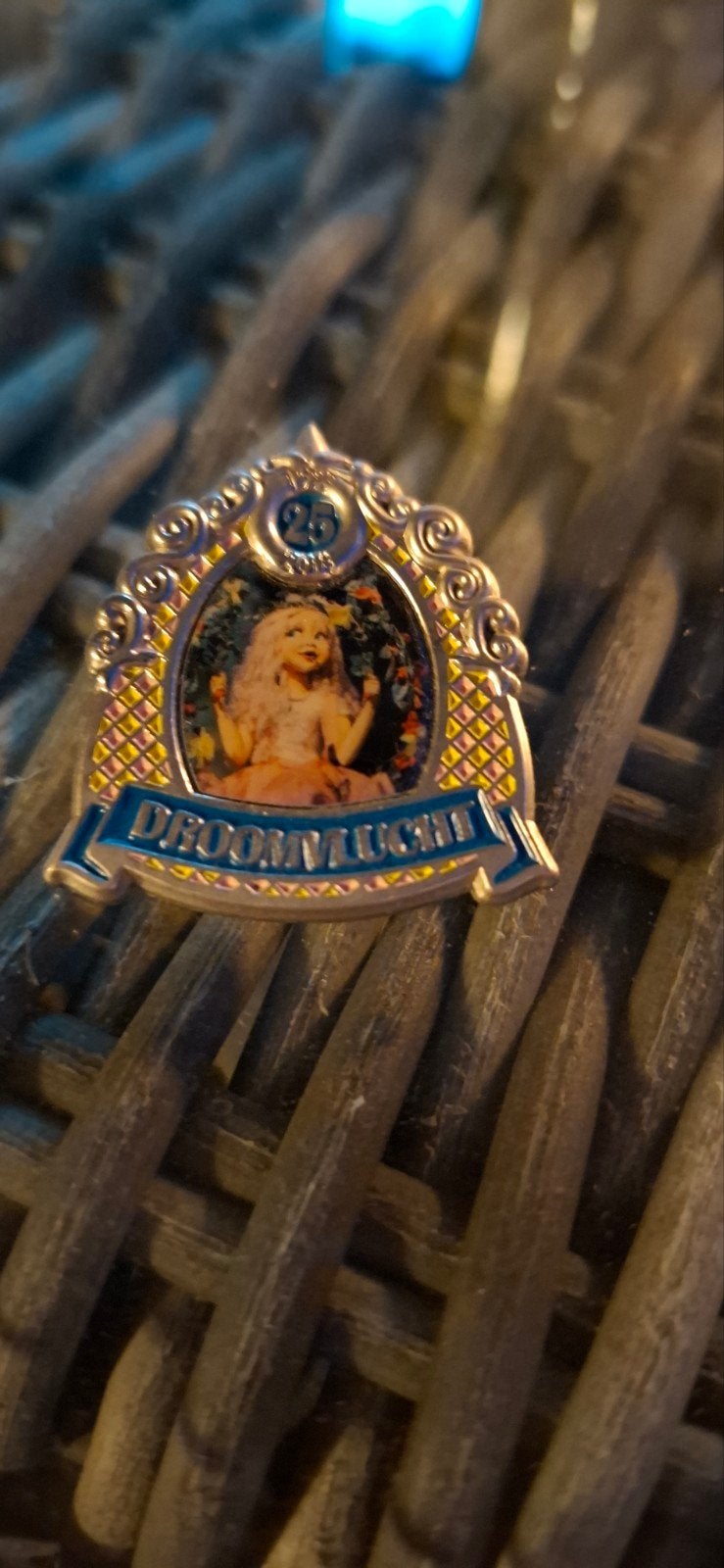 Te koop efteling pin 25 jaar droomvlucht., Ophalen of Verzenden, Zo goed als nieuw, Button of Speldje