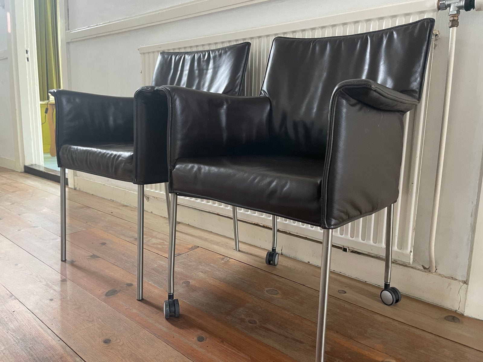 Set van 2 donkerbruine leren stoelen design onstock, Huis en Inrichting, Stoelen, Ophalen, Gebruikt, Twee, Bruin