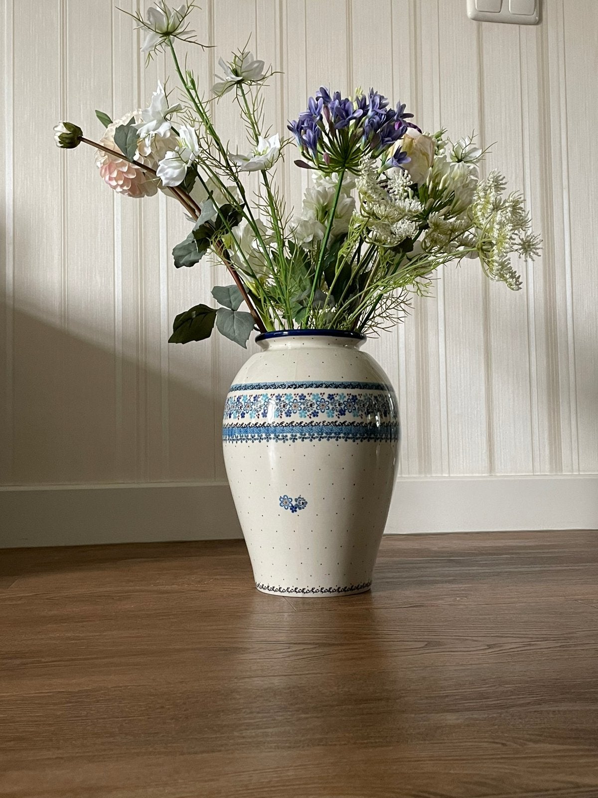 Nieuwe Bunzlau vaas 32 cm met 11 zijde bloemen, Huis en Inrichting, Keuken | Servies, Overige typen, Nieuw, Ophalen of Verzenden