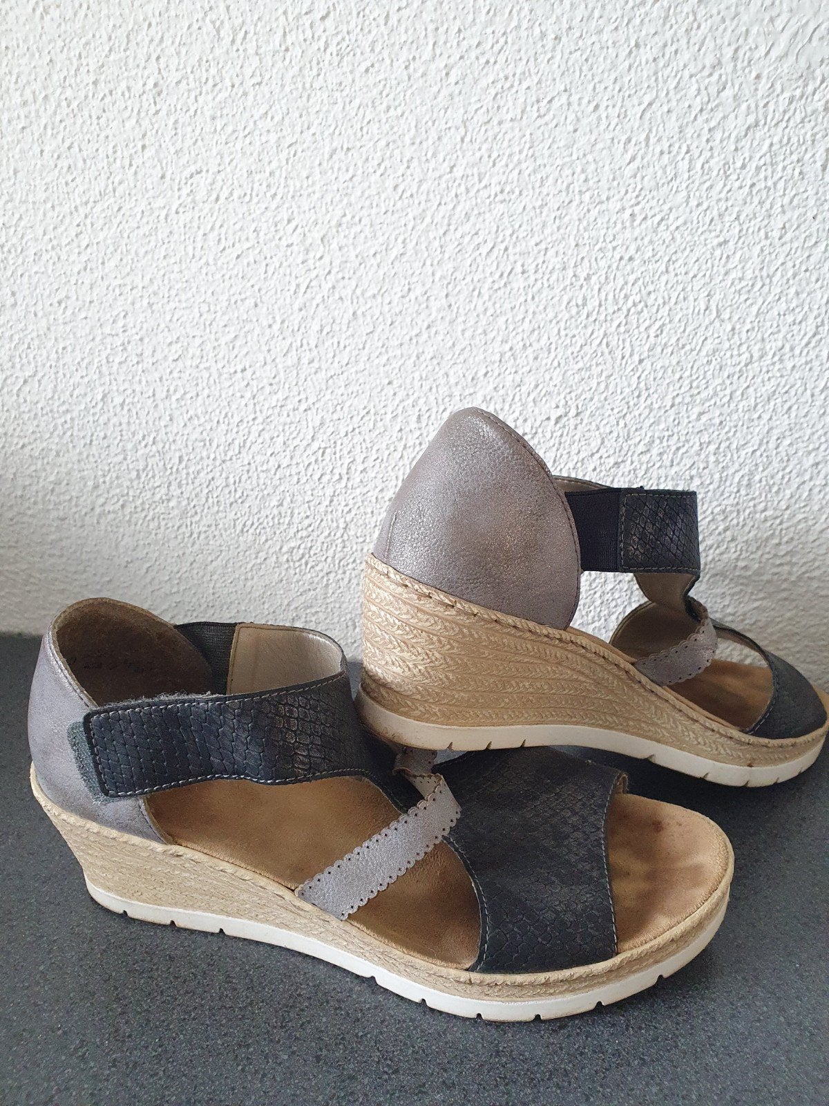 Rieker sandalen met sleehak, maat 40, Kleding | Dames, Schoenen, Ophalen of Verzenden, Zo goed als nieuw, Grijs, Sandalen of Muiltjes