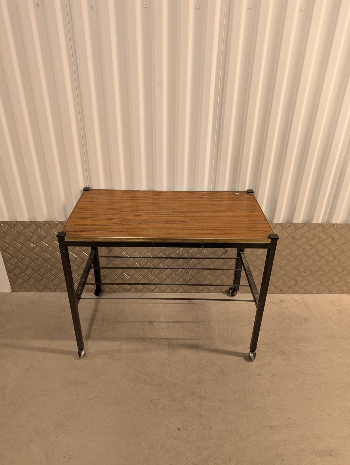 Mid-century bijzettafel/barkast op wielen, Ophalen, Minder dan 55 cm, Gebruikt, Metaal of Aluminium