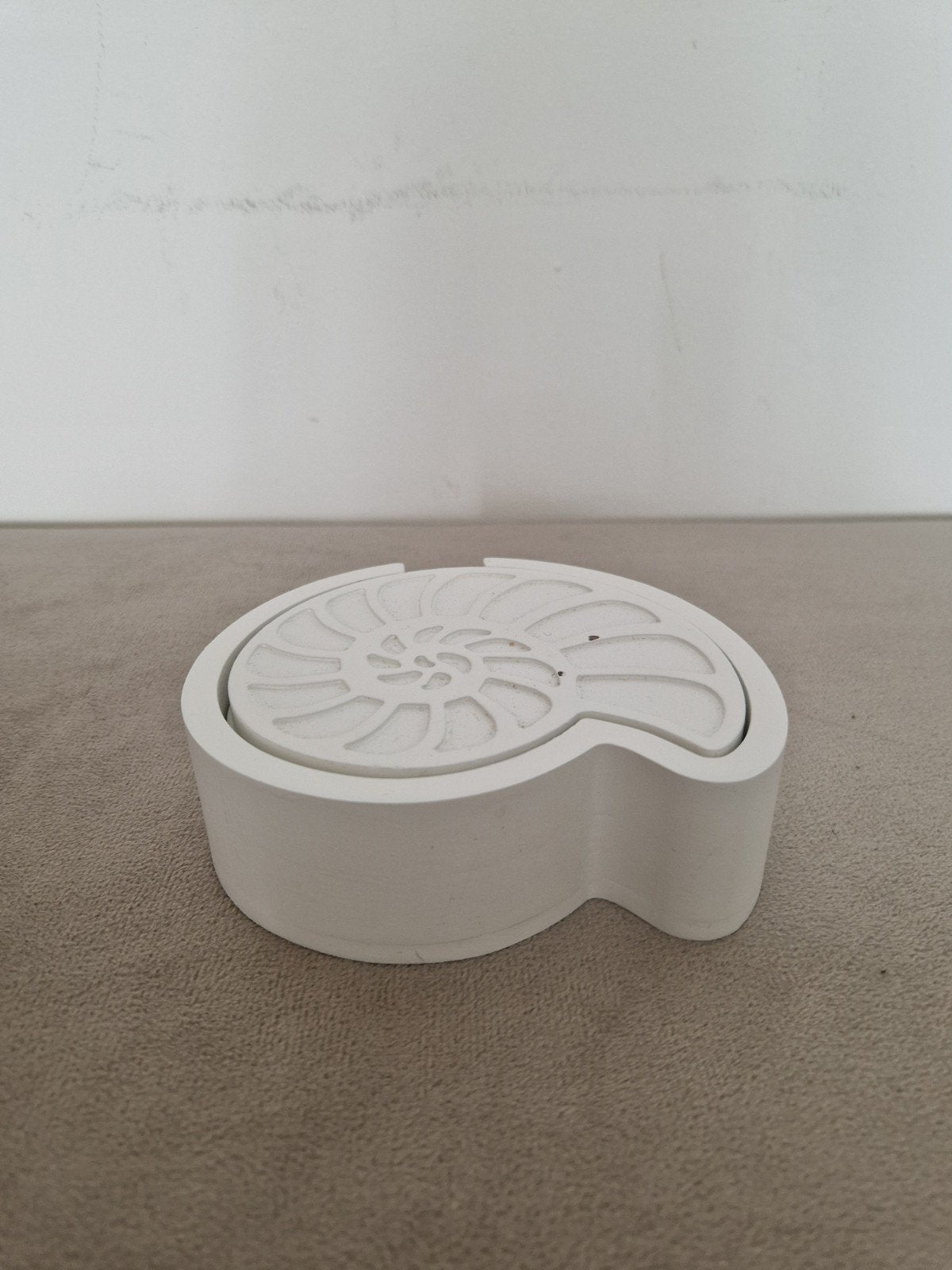 Witte onderzetters met houder - schelp design, Steen/keramiek, Glasonderzetter, Ophalen of Verzenden, Zo goed als nieuw