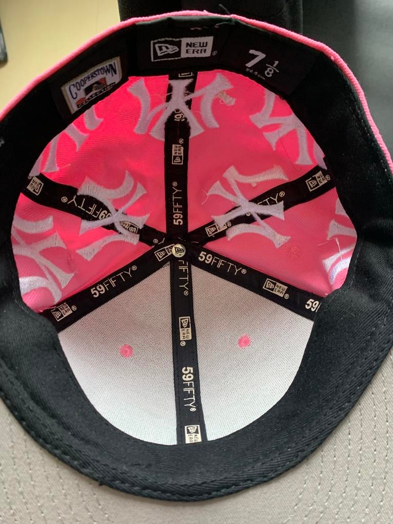 Supreme New Era Fitted Cap Roze - Maat 7 1/8, Kleding | Heren, Hoeden en Petten, Verzenden, Nieuw, Pet