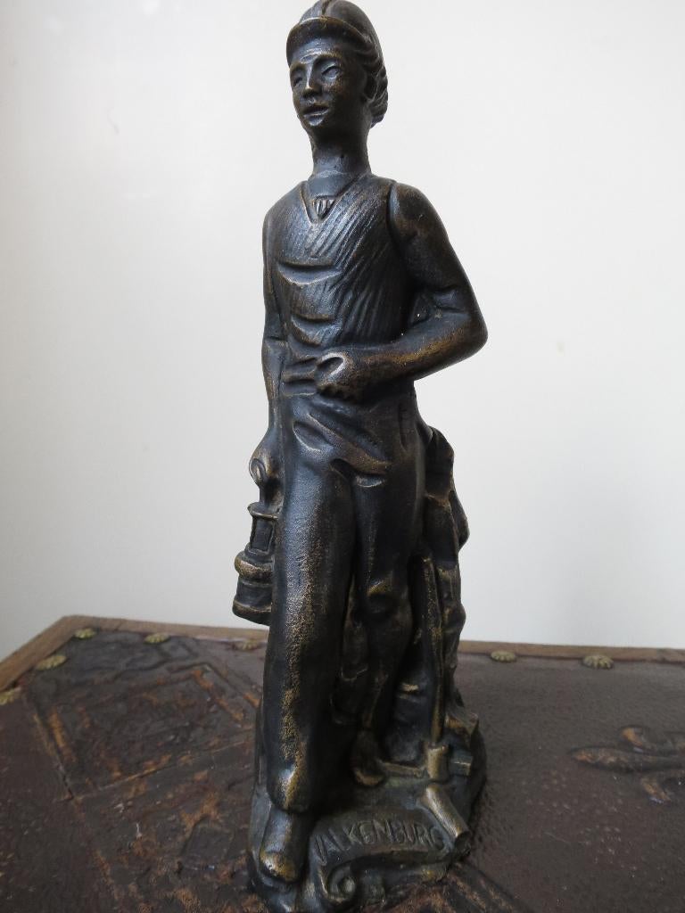 mooi beeldje van Valkenburg  19 cm, Ophalen of Verzenden, Overige materialen, Beeld, Man