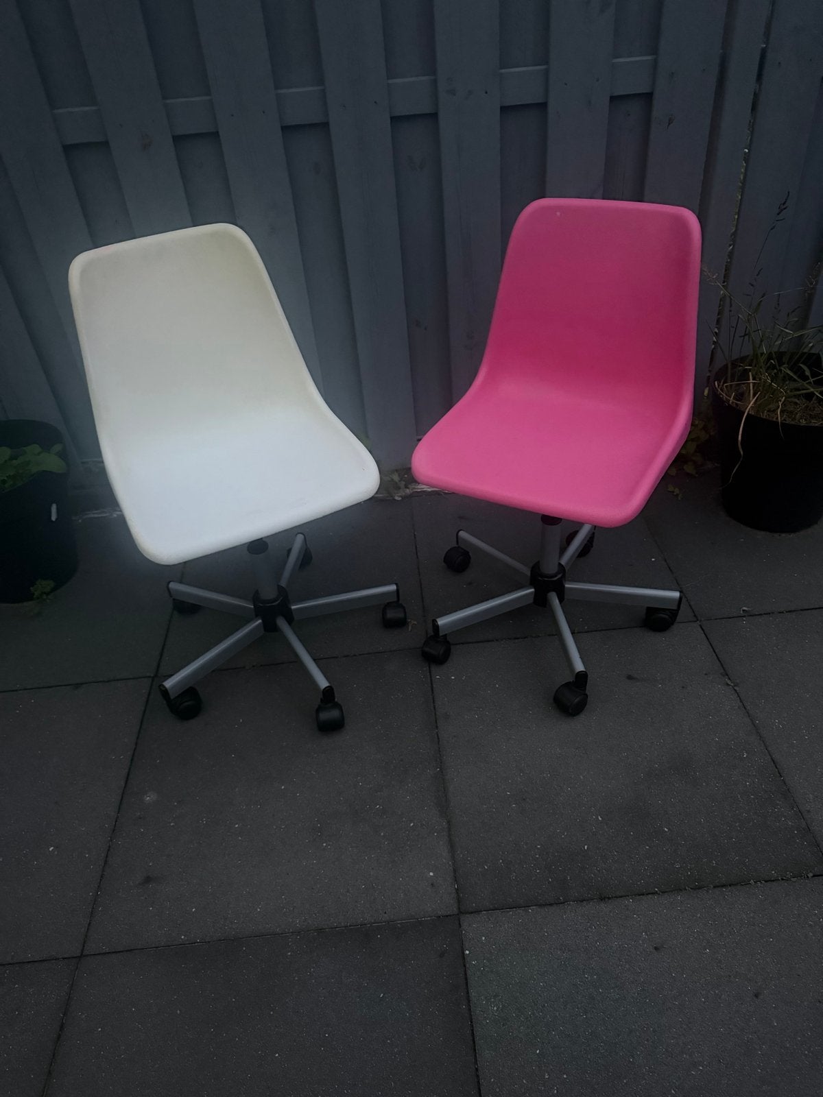 Set van 2 bureaustoelen: wit en roze, draaibaar, Huis en Inrichting, Ophalen, Kunststof, Gebruikt, Twee