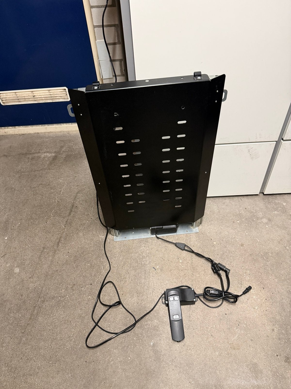 Foto 2 van Elektrisch in hoogte verstelbaar TV-lift systeem