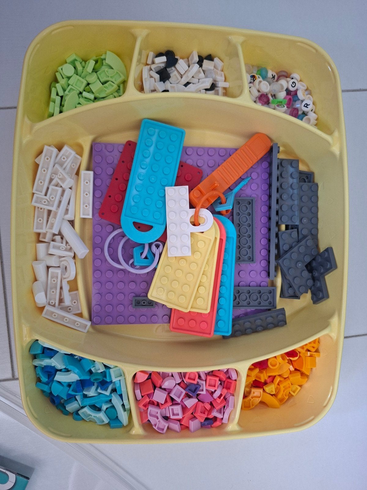 Lego Dots set met veel onderdelen en opbergdoos, Ophalen, Zo goed als nieuw